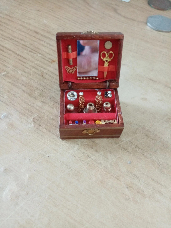 Miniature Jewellery Box for Dollhouse Decoration, 28x33x21 mm