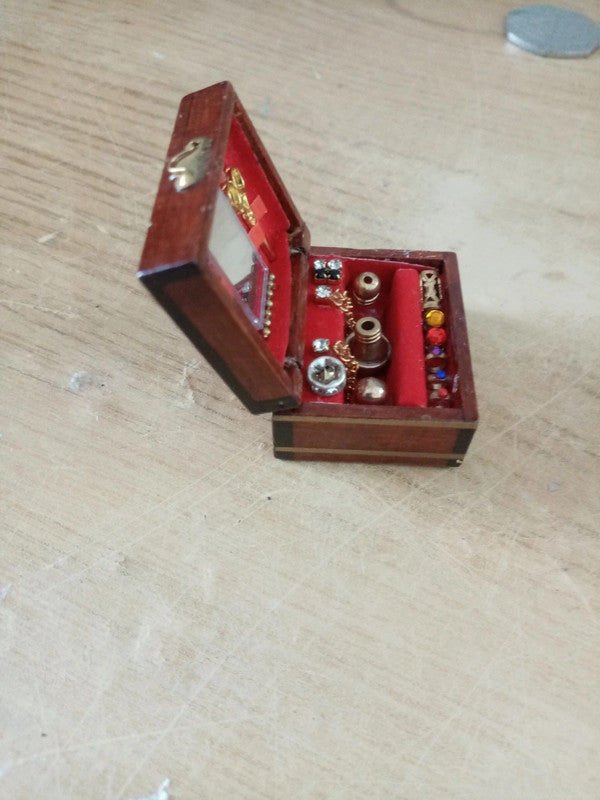 Miniature Jewellery Box for Dollhouse Decoration, 28x33x21 mm