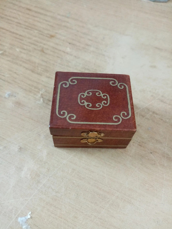 Miniature Jewellery Box for Dollhouse Decoration, 28x33x21 mm