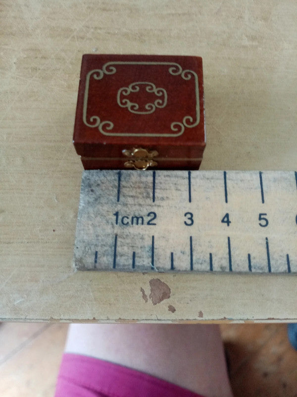 Miniature Jewellery Box for Dollhouse Decoration, 28x33x21 mm