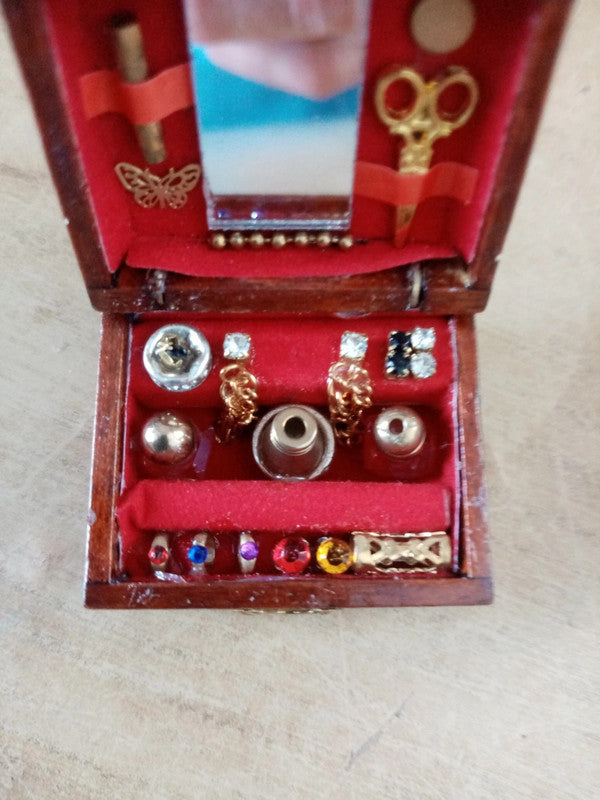 Miniature Jewellery Box for Dollhouse Decoration, 28x33x21 mm