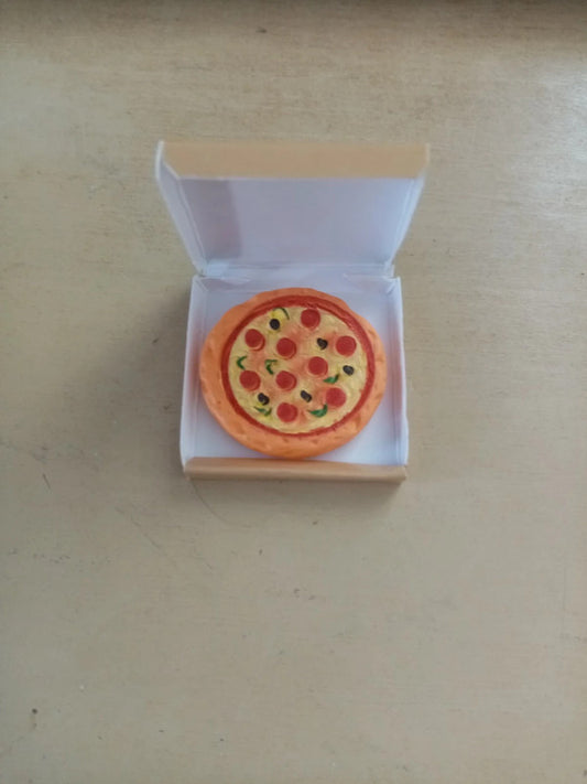 Miniature Pizza with Box for Dollhouse Decoration 35x35x7 mm